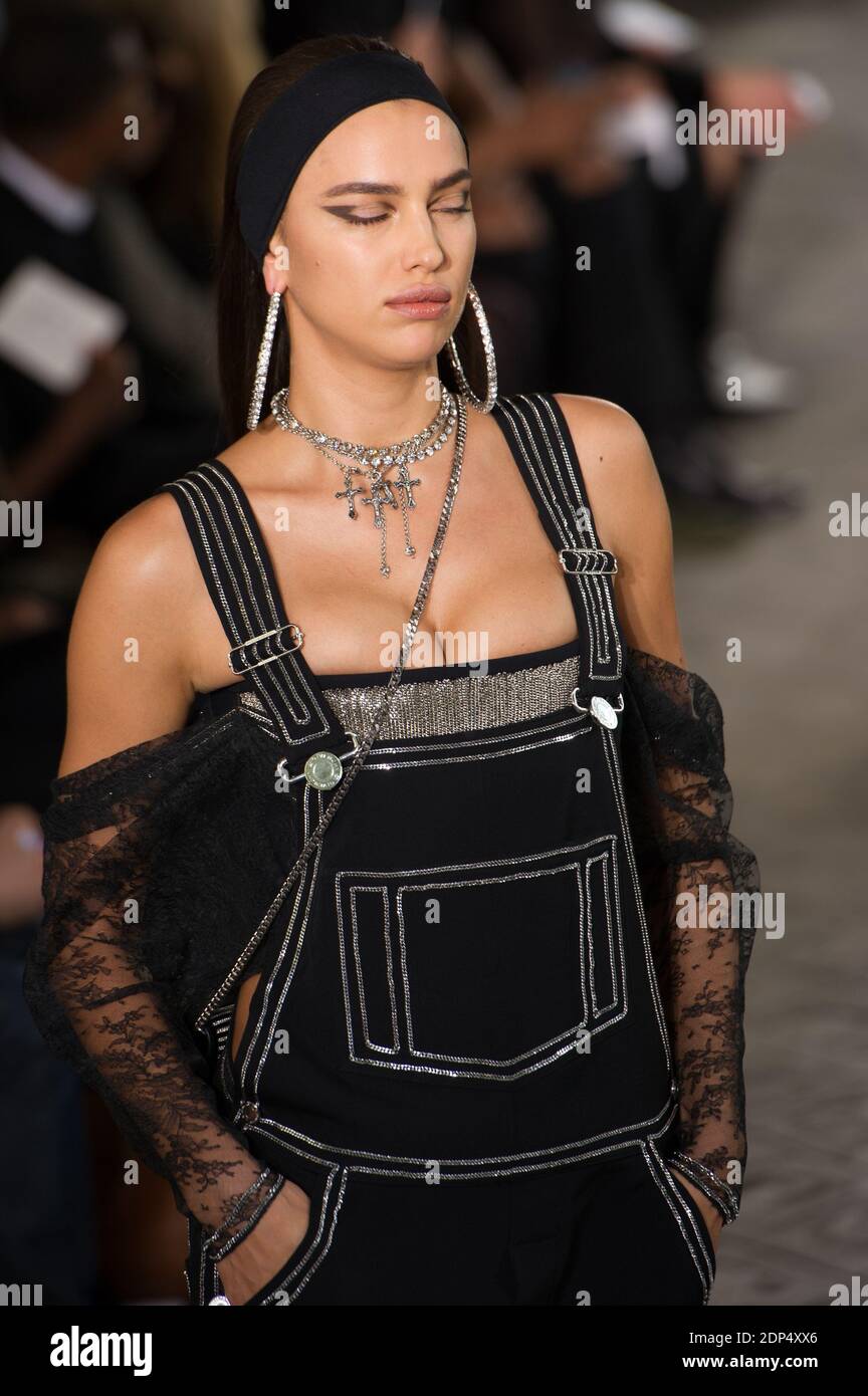 Irina Shayk presenta una creazione per la presentazione della collezione maschile Givenchy Spring - Estate 2016 tenutasi a Parigi il 26 giugno 2015. Foto di Thierry Orban/ Nicolas Briquet/ ABACAPRESS.COM Foto Stock