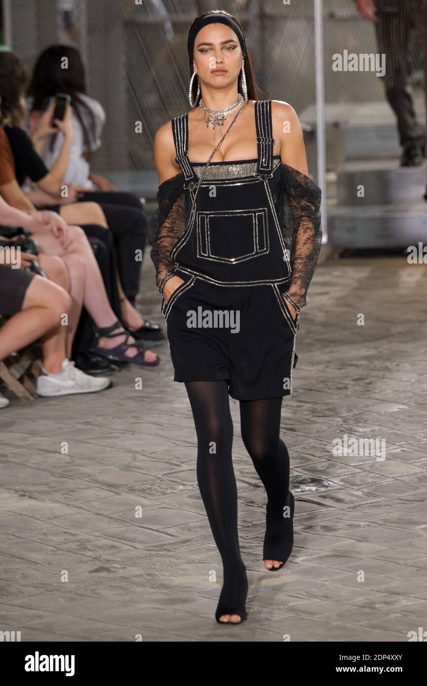 Irina Shayk presenta una creazione per la presentazione della collezione maschile Givenchy Spring - Estate 2016 tenutasi a Parigi il 26 giugno 2015. Foto di Thierry Orban/ Nicolas Briquet/ ABACAPRESS.COM Foto Stock