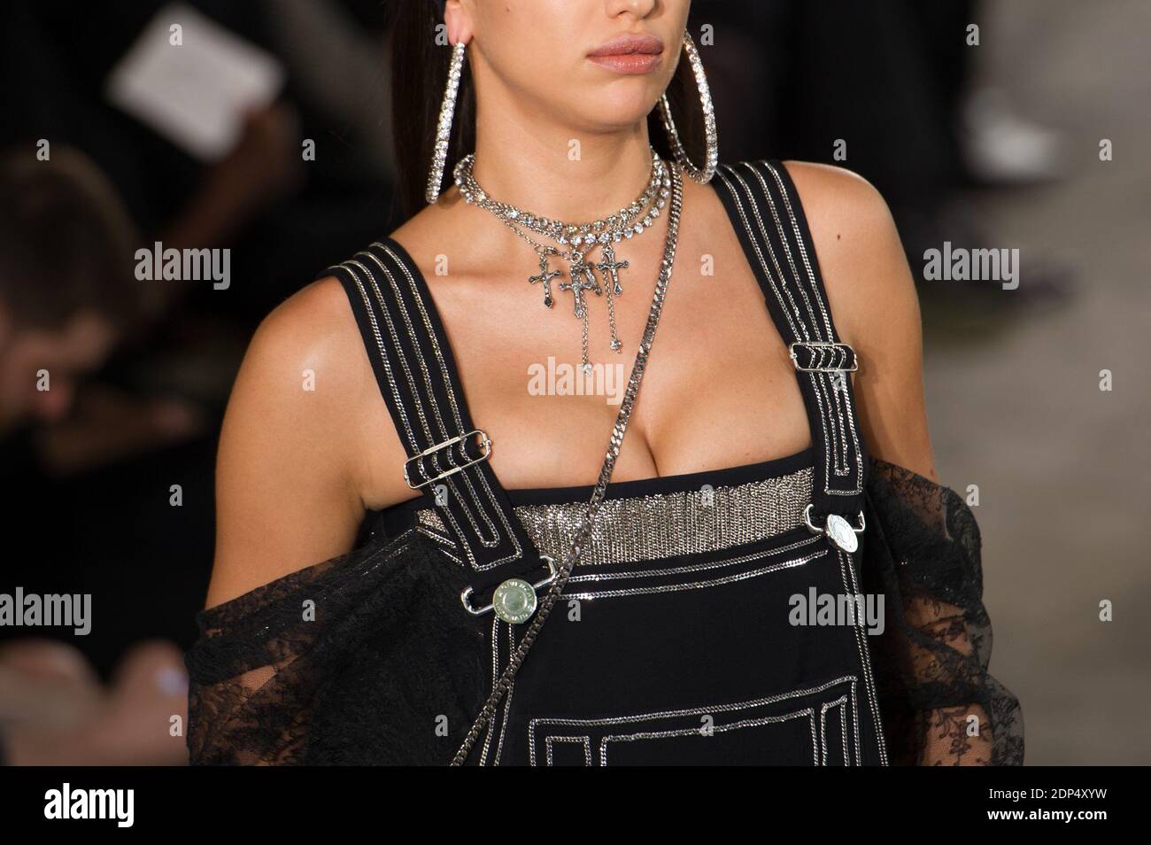 Irina Shayk presenta una creazione per la presentazione della collezione maschile Givenchy Spring - Estate 2016 tenutasi a Parigi il 26 giugno 2015. Foto di Thierry Orban/ Nicolas Briquet/ ABACAPRESS.COM Foto Stock