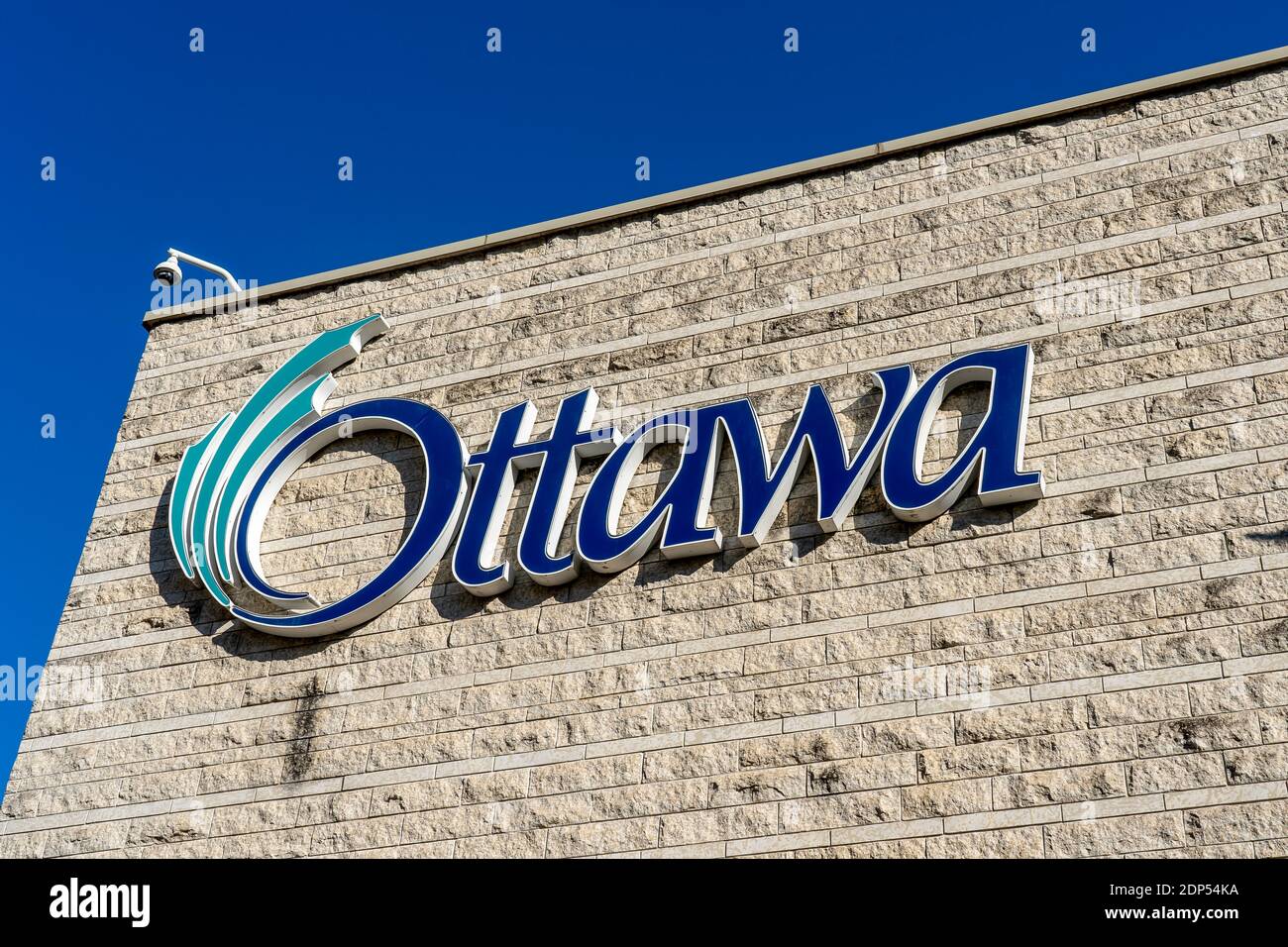 Ottawa, Ontario, Canada - 8 agosto 2020: Un primo piano 'Ottawa' sull'edificio presso il Municipio di Ottawa Foto Stock