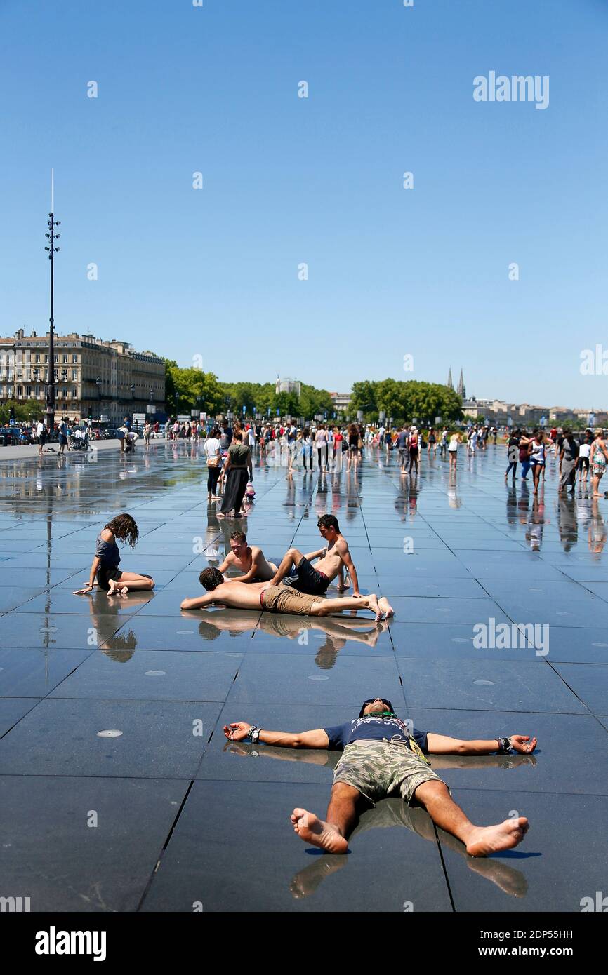 Atmosfera nel centro di Bordeaux, nella Francia sud-occidentale, il 29 giugno 2015. Il servizio meteorologico francese Meteo France, ha messo diverse regioni meridionali sul livello di allarme delle onde di calore 2 per i prossimi due giorni. In alcune parti del paese si prevede che gli alti diurni raggiungano i 40 gradi Celsius. Foto di Patrick Bernard/ABACAPRESS.COM Foto Stock