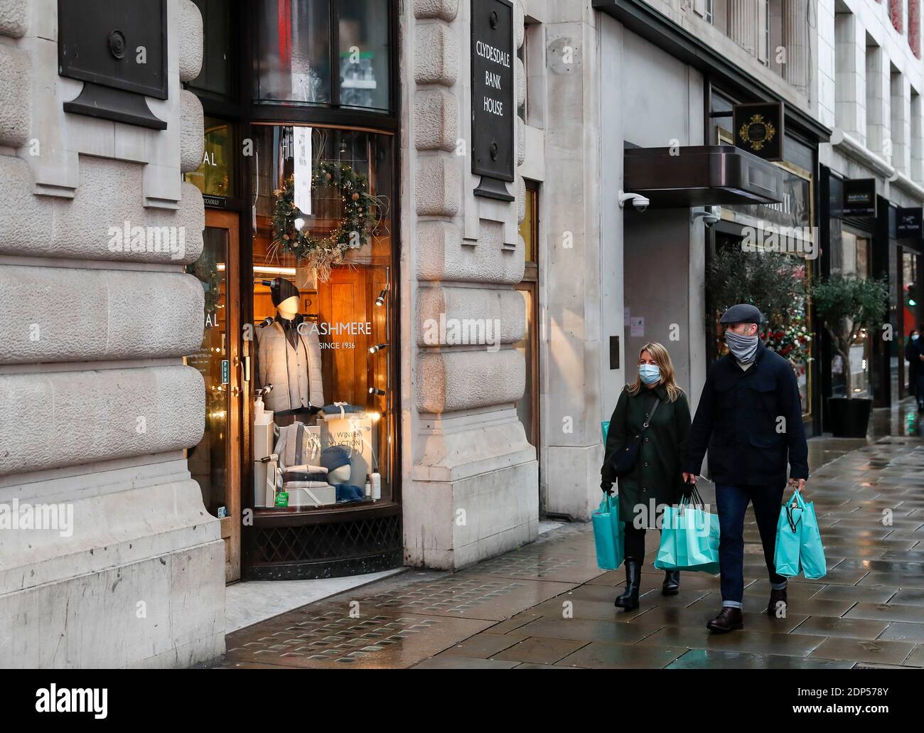 Londra, Gran Bretagna. 18 Dicembre 2020. La gente cammina su Piccadilly a Londra, Gran Bretagna, il 18 dicembre 2020. A seguito della crescita di sei mesi consecutivi, le vendite al dettaglio della Gran Bretagna si sono trasformate in una diminuzione nel mese di novembre a causa delle seconde restrizioni di blocco COVID-19, l'Ufficio britannico per le statistiche nazionali (ONS) ha detto Venerdì. Credit: Han Yan/Xinhua/Alamy Live News Foto Stock
