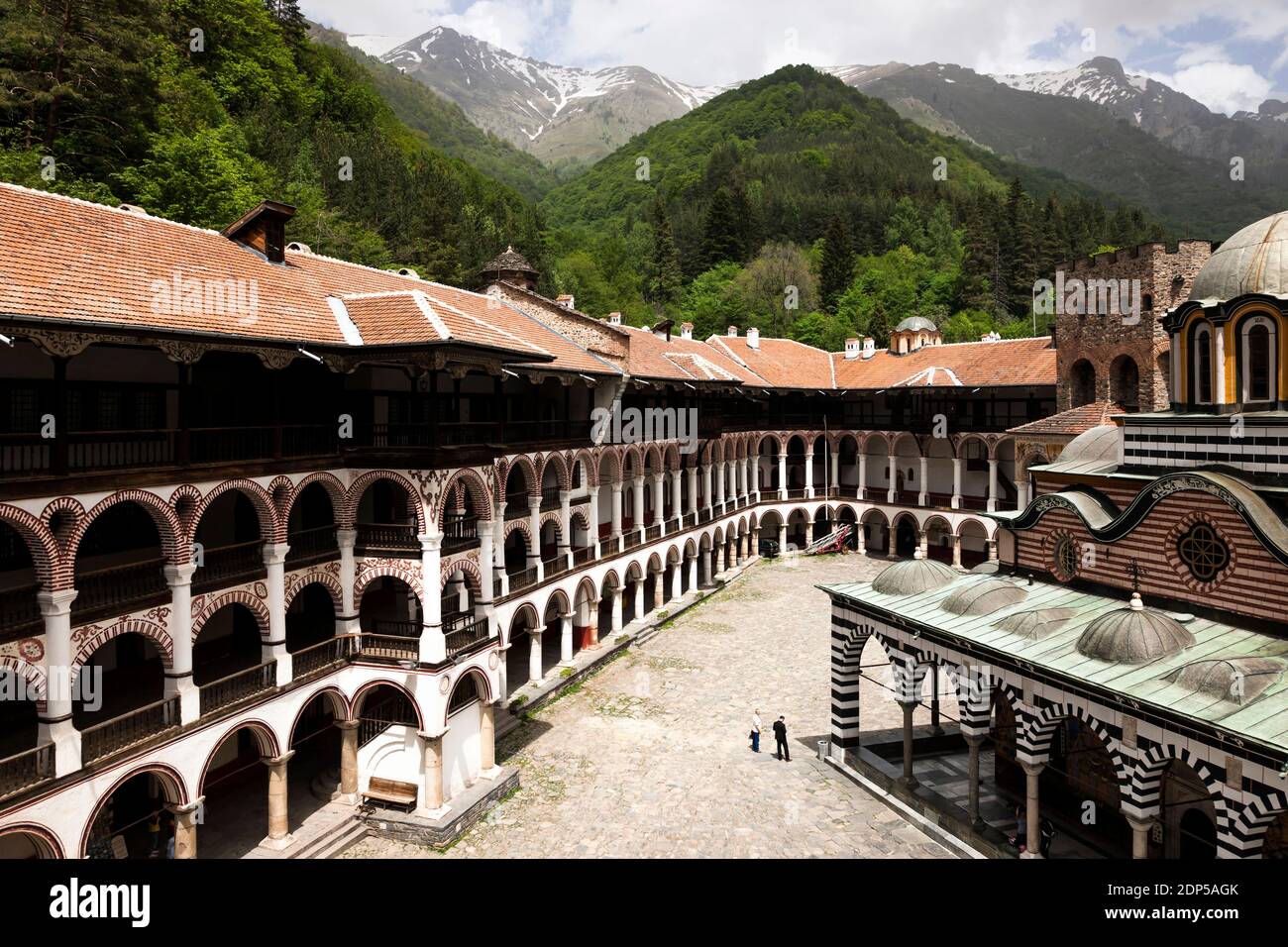 Monastero di Rila, monastero di San Ivan di Rila, parte residenziale del chiostro esterno, provincia di Kyustendil, Bulgaria, Europa sudorientale, Europa Foto Stock