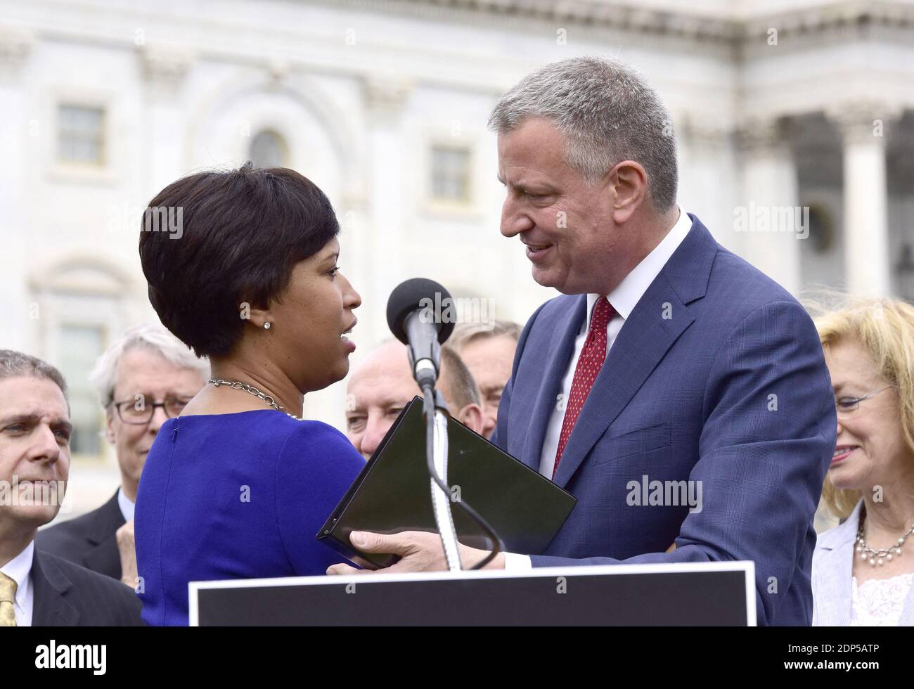 Il sindaco Bill deBlasio (democratico di New York), a destra, accoglie il sindaco Muriel Bowser (democratico di Washington, D.C.) mentre guida una delegazione di sindaci di tutto il paese che partecipano alla Giornata dell'assistenza alle infrastrutture presso il Campidoglio degli Stati Uniti a Washington, D.C. martedì 12 maggio 2015. Il Sindaco ha fatto domande sull'incidente della Amtrak che ha causato più vite ieri sera. Foto di Ron Sachs / CNP/ABACAPRESS.COM Foto Stock