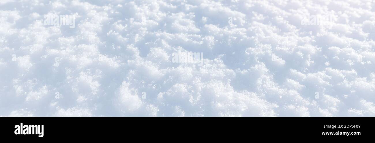 Neve bianca tessitura invernale. Sfondo delle vacanze di Natale. Stagionale fresco bianco colore neve natura sfondo carta da parati. Neve fresca e brillante al sole Foto Stock