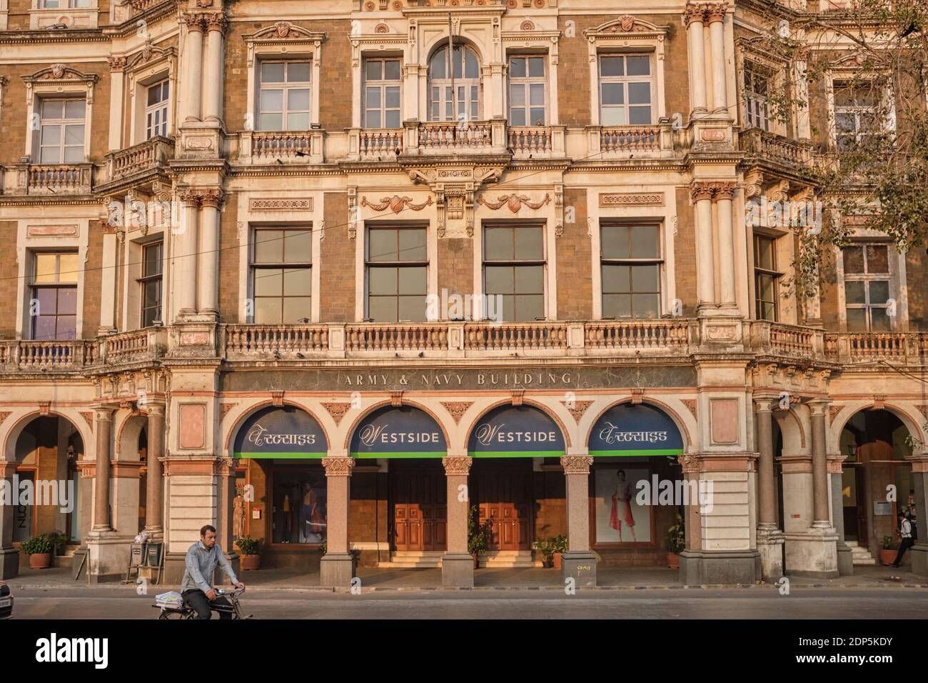 L'Army & Navy Building, originariamente Army and Navy Stores costruito nel 1891. Oggi ospita i grandi magazzini Westside, a Kala Ghoda, Fort. Mumbai, India Foto Stock