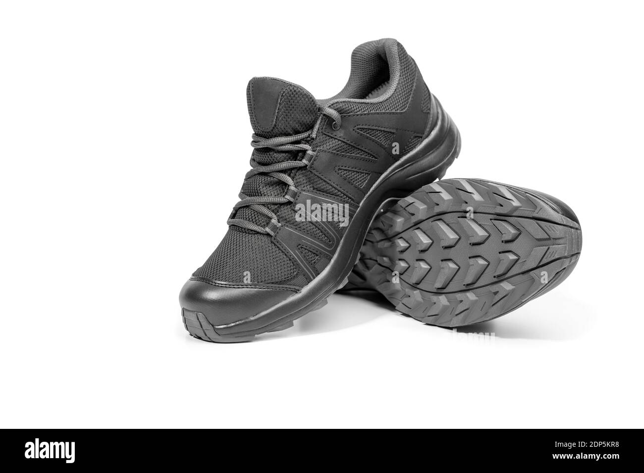 sneakers nere isolate su sfondo bianco. Scarpe da running nere. Scarpe casual. Stile giovanile. Scarpe per trekking, corsa, escursioni. Nuovo nero Foto Stock