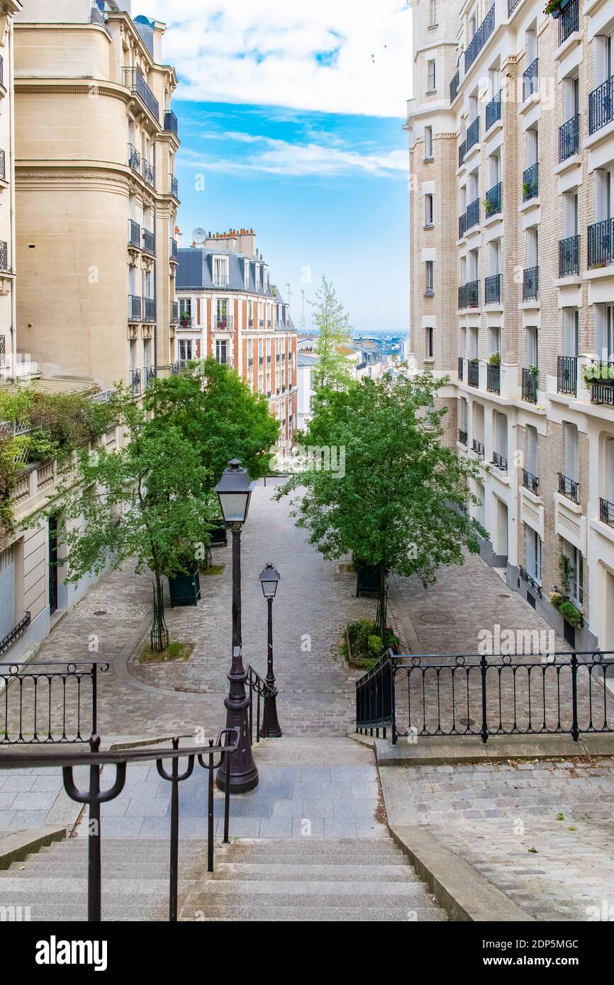 Parigi, romantica scalinata a Montmartre, edifici tipici e pavimento luminoso Foto Stock