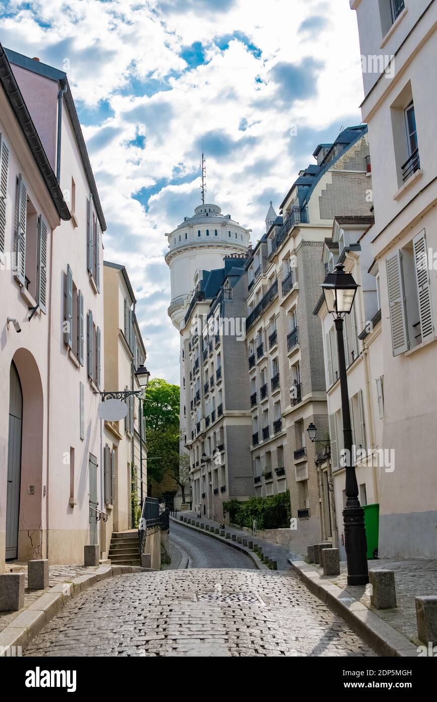 Parigi, strada romantica a Montmartre, edifici tipici e la torre dell'acqua Foto Stock