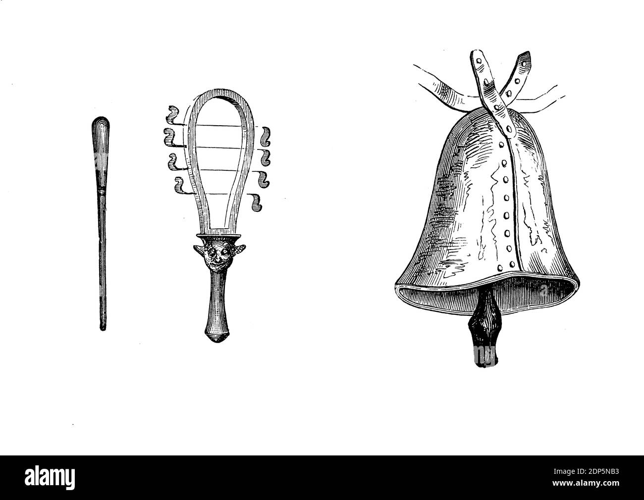 Antichi strumenti musicali egizi : sistrum o kemkem e una campana. Il s whenistrum è costituito da un telaio in metallo con aste metalliche per produrre un suono picchiettio agitato Foto Stock