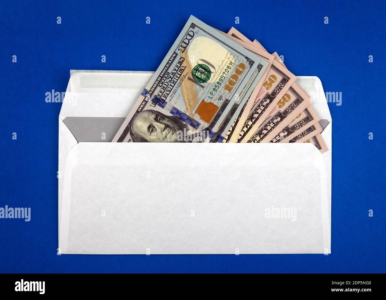 Dollari americani nella busta sullo sfondo della carta blu Foto Stock