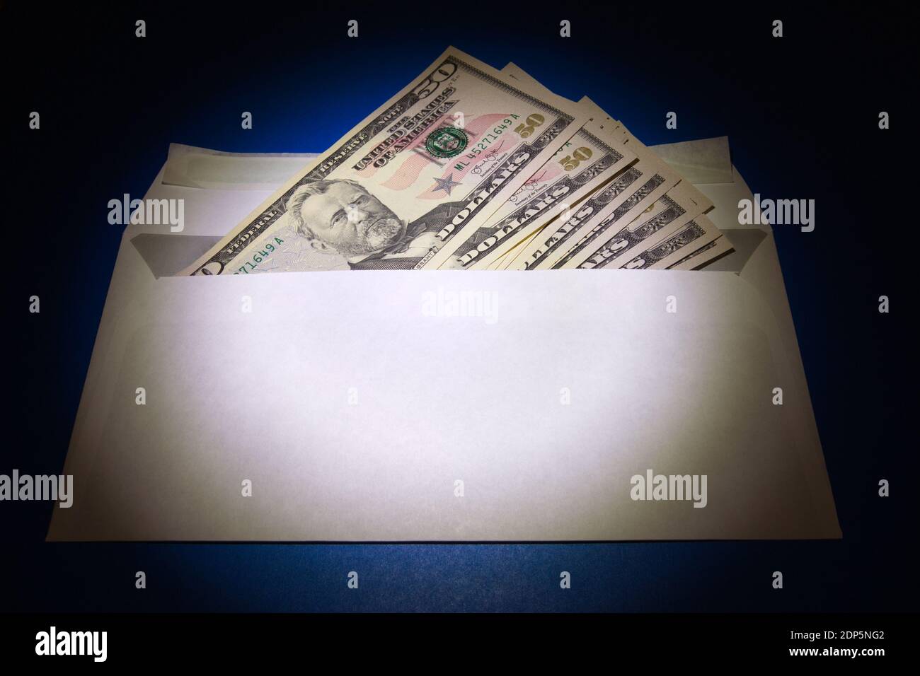 Dollari americani nella busta sullo sfondo della carta blu Foto Stock