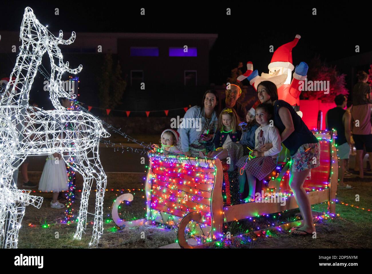 Canberra, Australia. 18 Dicembre 2020. La gente posa per le foto con le decorazioni e le luci di Natale a Canberra, Australia, 18 dicembre 2020. Credit: Chu Chen/Xinhua/Alamy Live News Foto Stock