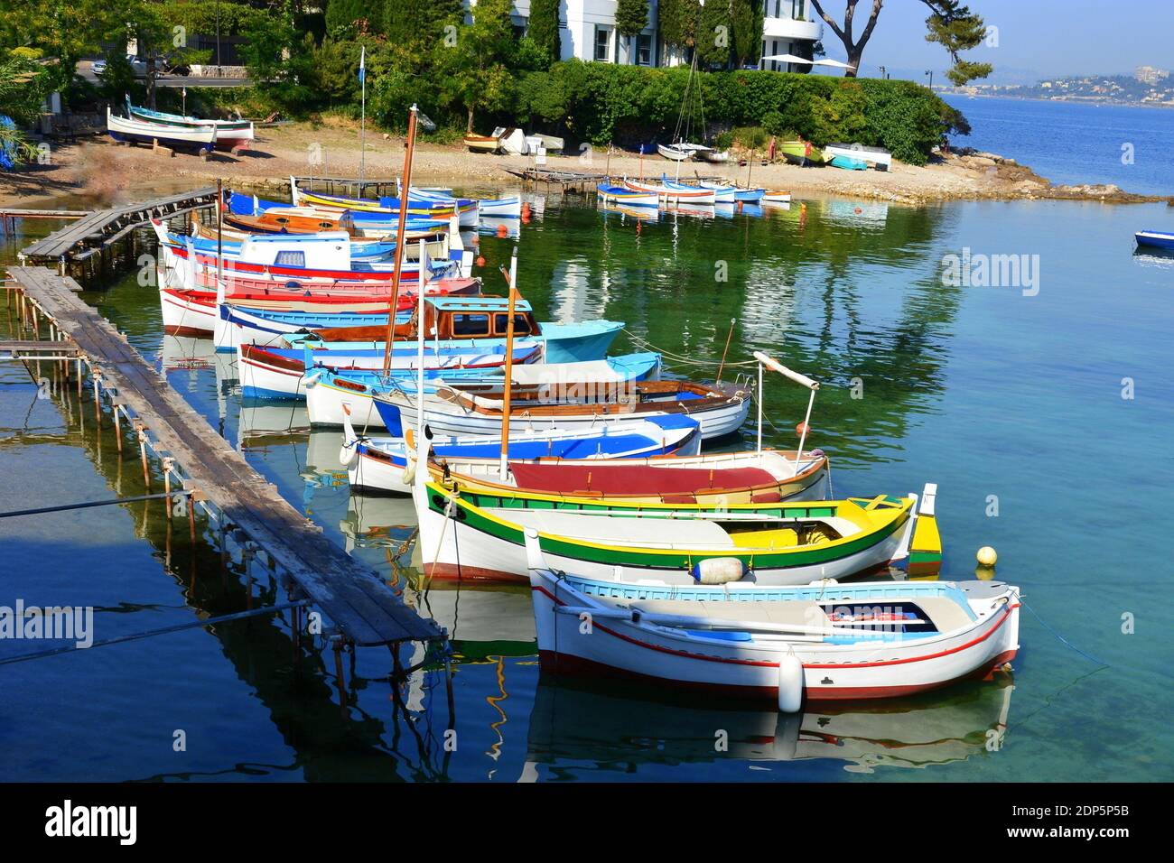 Francia, costa azzurra, Cap d'Antibes, il piccolo e pittoresco porto di Olivette accoglie barche, pointus, da maggio a ottobre in un ambiente bellissimo. Foto Stock