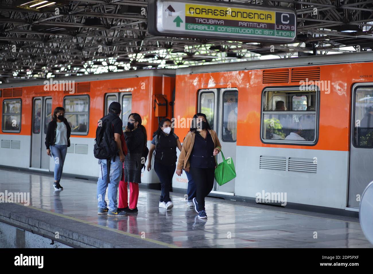 (201219) -- CITTÀ DEL MESSICO, 19 dicembre 2020 (Xinhua) -- le persone sono viste in una stazione della metropolitana a Città del Messico, Messico, il 18 dicembre 2020. Venerdì le autorità messicane hanno detto che avrebbero reimposto misure di blocco a Città del Messico e nello Stato del Messico in mezzo a casi e ricoveri in via di aumento COVID-19. (Foto di Sunny Quintero/Xinhua) Foto Stock