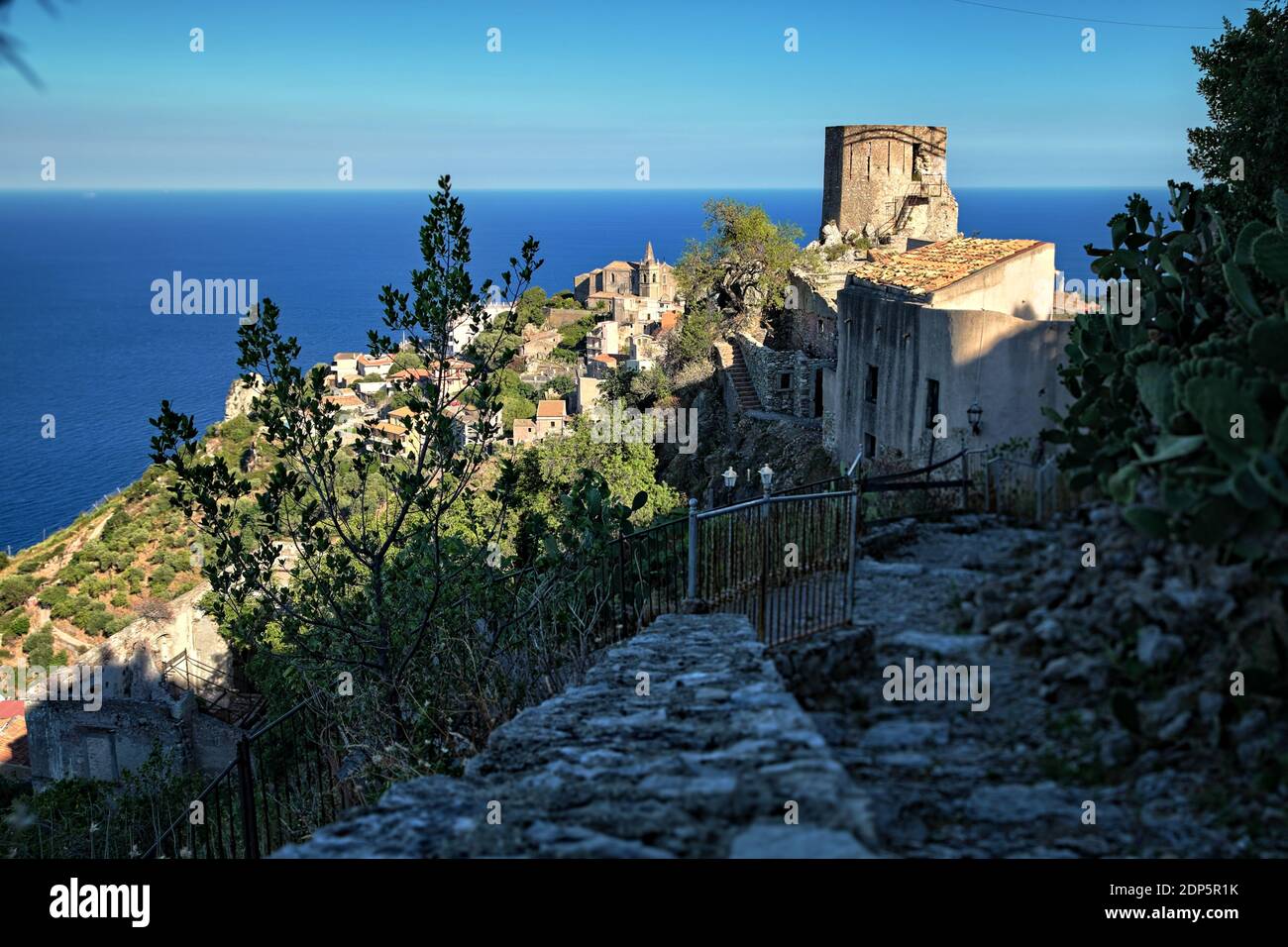 Il villaggio di forza D'Agro si affaccia sul mare blu della Sicilia E la Torre è una testimonianza storica Foto Stock