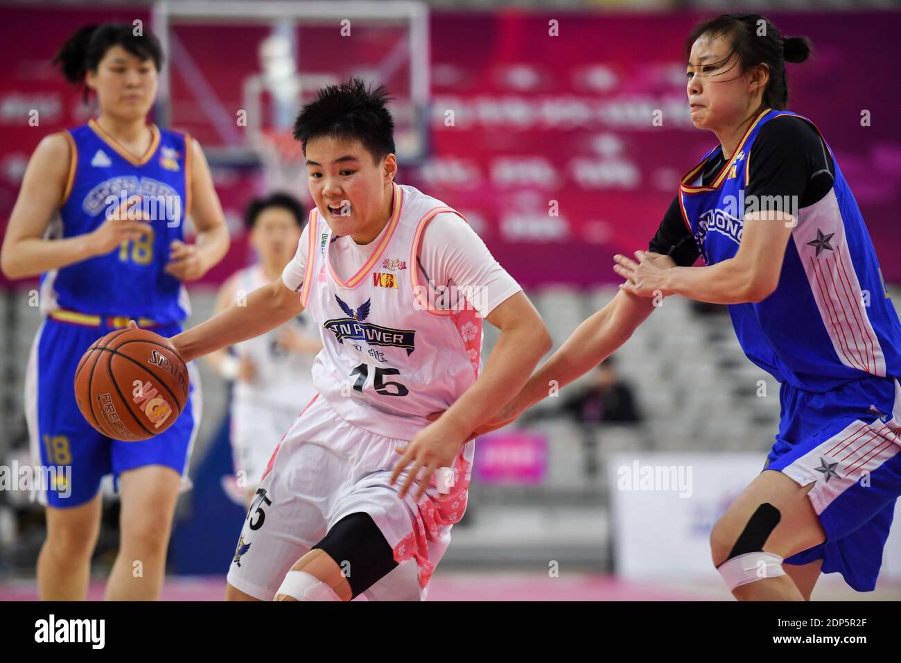 (201219) -- HOHHOT, 19 dicembre 2020 (Xinhua) -- Ma Wen (L, davanti) della squadra di Hebei guida la palla durante il 17° round match tra la squadra di Hebei e la squadra di Shandong alla stagione 2020-2021 Women's Chinese Basketball Association (WCBA) League a Hohhot, capitale della regione Autonoma della Mongolia interna della Cina del nord, 19 dicembre 2020. (Xinhua/Peng Yuan) Foto Stock