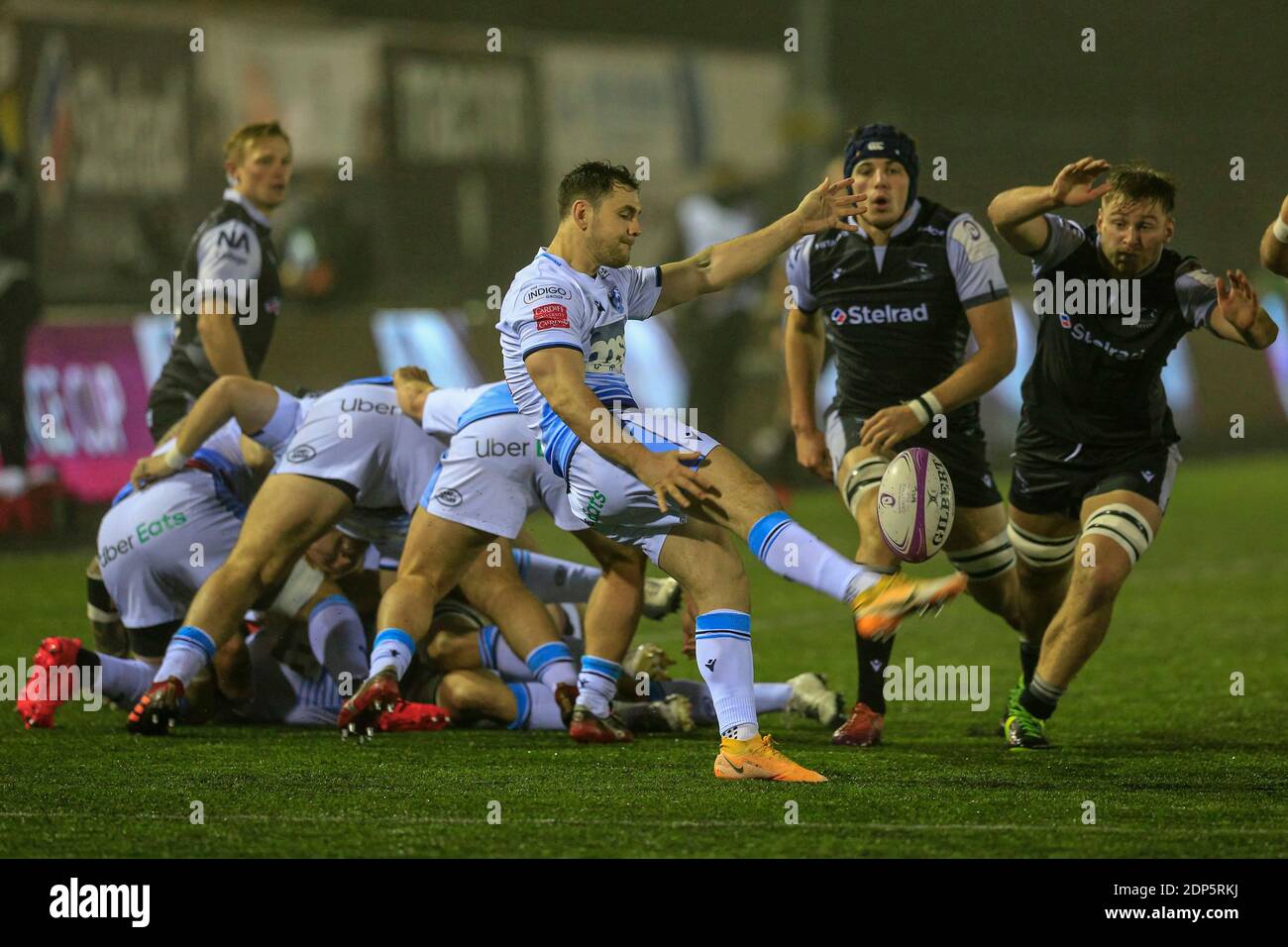 Tomos Williams di Cardiff Blues dà il calcio in avanti Foto Stock