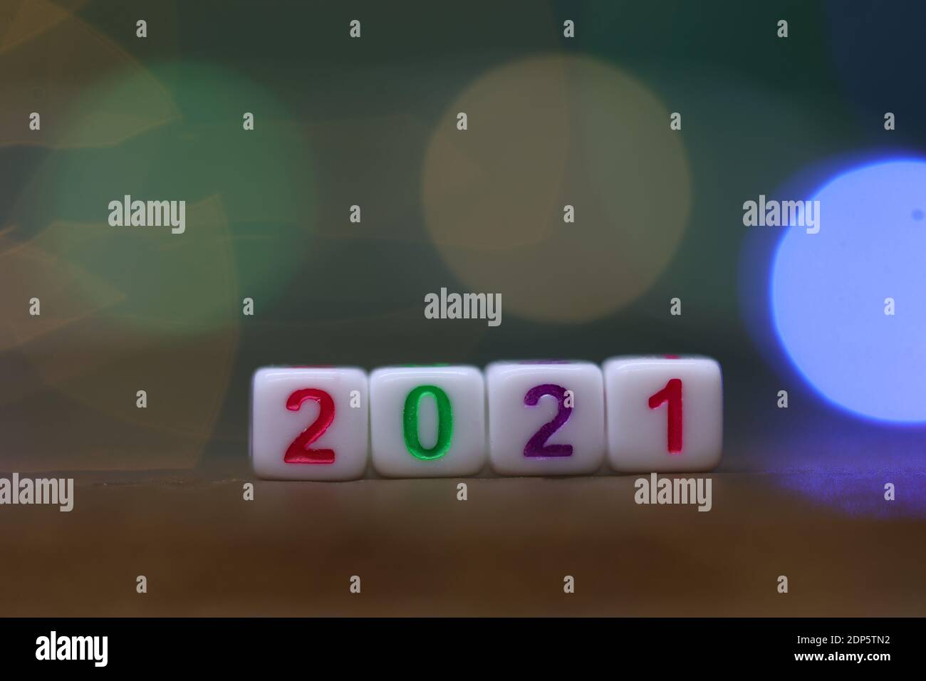 Cubi di plastica con i numeri 2021 all'inizio del nuovo anno. Foto Stock