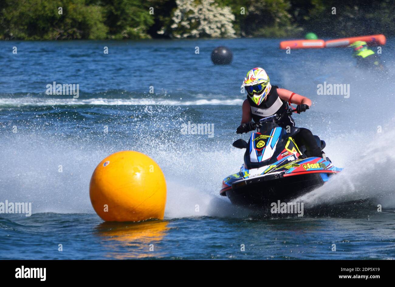 : Jet Ski gara concorrente in curva a velocità creando a lotto di spray. Foto Stock