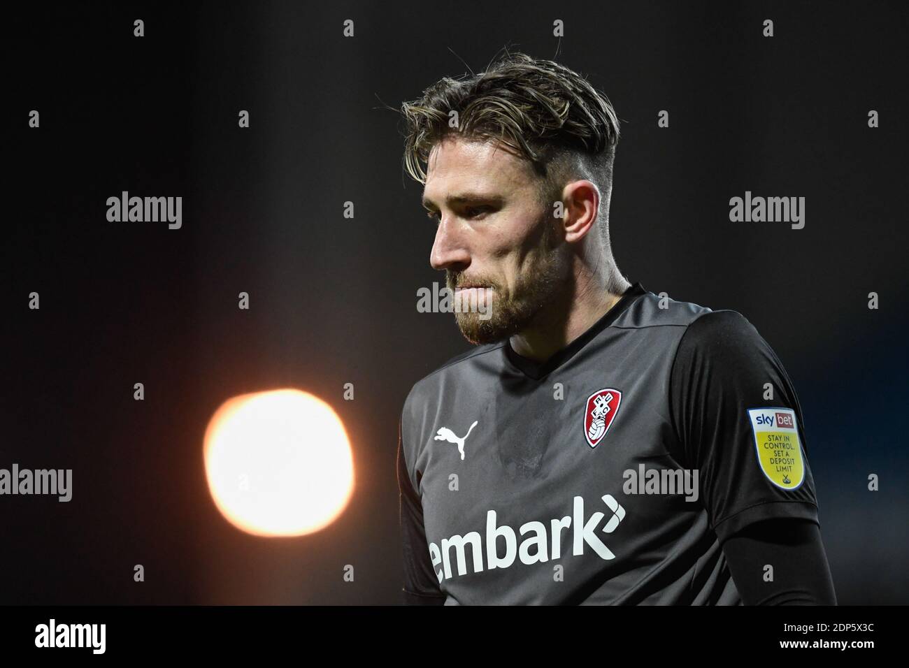 Angus MacDonald n. 21 di Rotherham si è Unito in azione durante il gioco Foto Stock