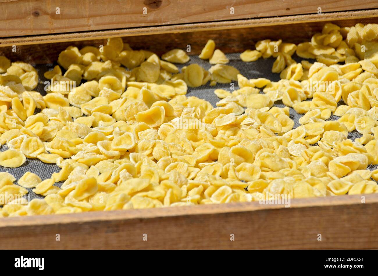 Pasta italiana tradizionale fatta a mano chiamata Orecchiette che asciuga  al sole a Bari, Italia Foto stock - Alamy