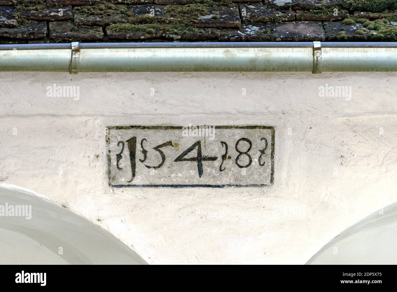 Iscrizione dell'anno 1548 su un edificio nel centro storico di Krems, nella valle del Danubio, in Austria Foto Stock