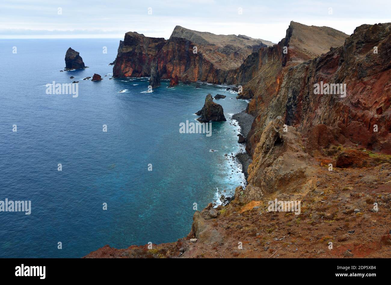 Baia de Abra la maggior parte delle scogliere di mare orientali di Madeira Portogallo Foto Stock