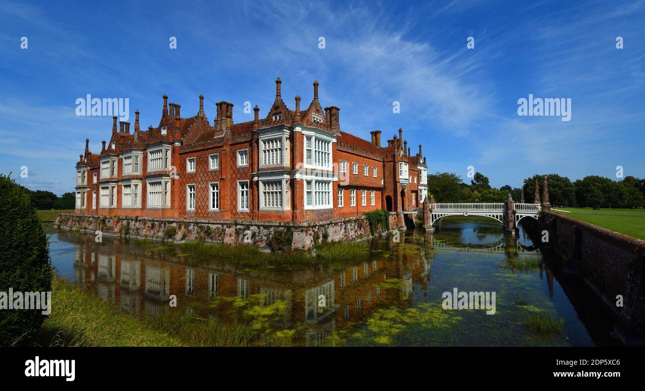 Helmingham Hall con ponte di fossato e riflessi. Foto Stock