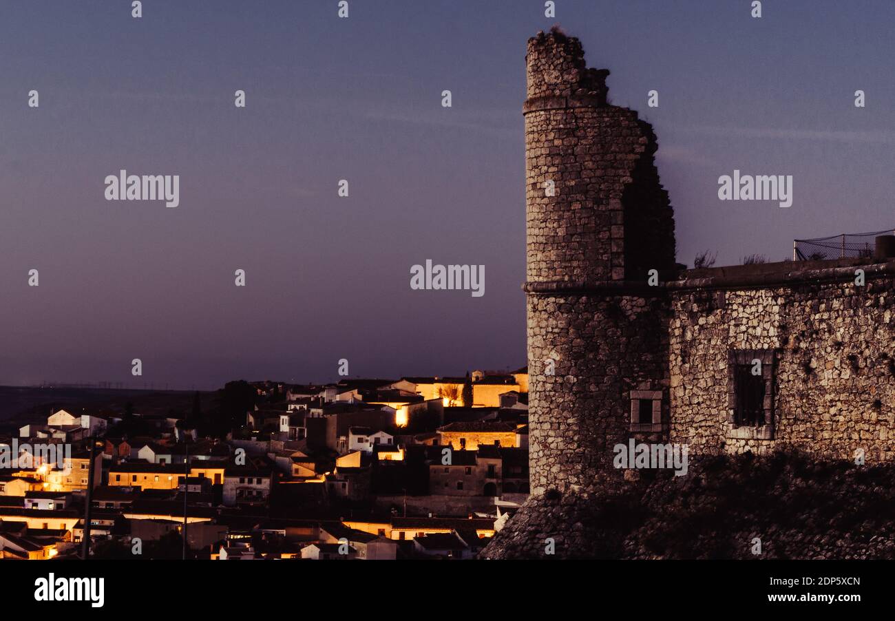 Costruito nel 15 ° secolo, questo deteriorante castello abbandonato a Chinchon, Spagna può essere visto solo dall'esterno Foto Stock