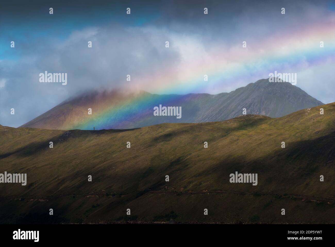 Da qualche parte sull'Isola di Skye, una signora che si sta facendo un'escursione sull'Arcobaleno Foto Stock