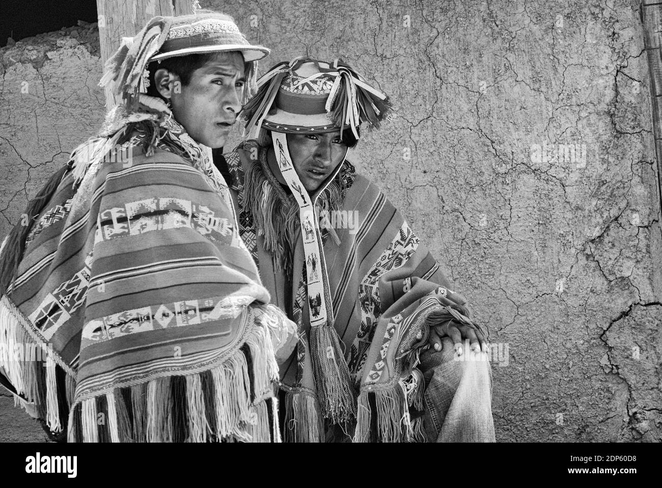 Patachancha, Cuzco, Perù - 21 ottobre 2012: Primo piano di due uomini peruviani indigeni vestiti con abiti tradizionali Foto Stock