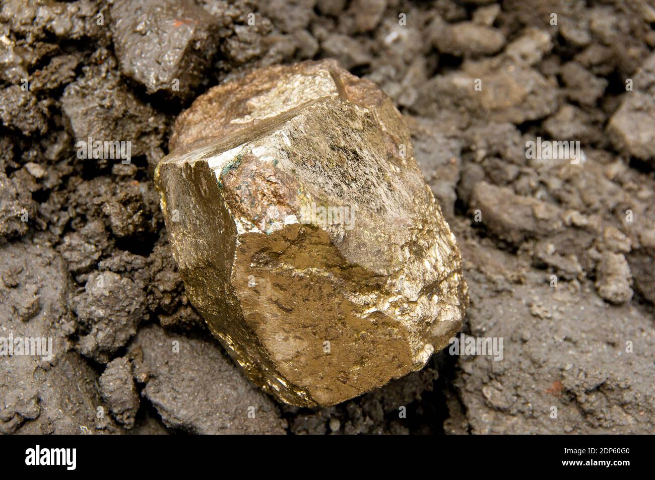 Cristallo di solfuro di calcopirite - rame ore Foto Stock