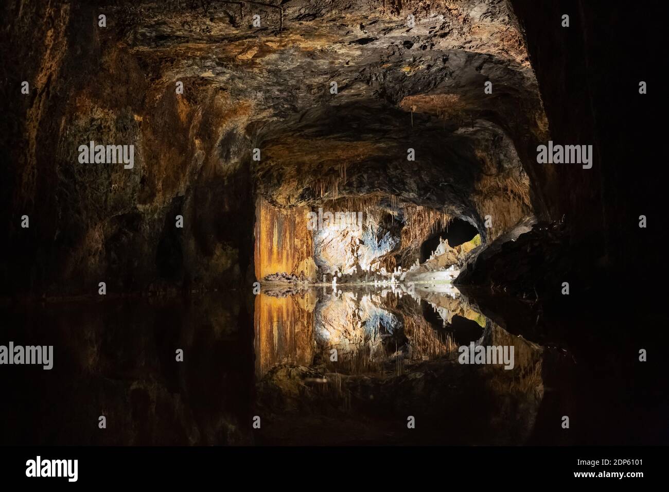 Speleotemi stranamente formati alla fine di una galleria scura Nelle colorate Grotte delle fate di Saalfeld Foto Stock