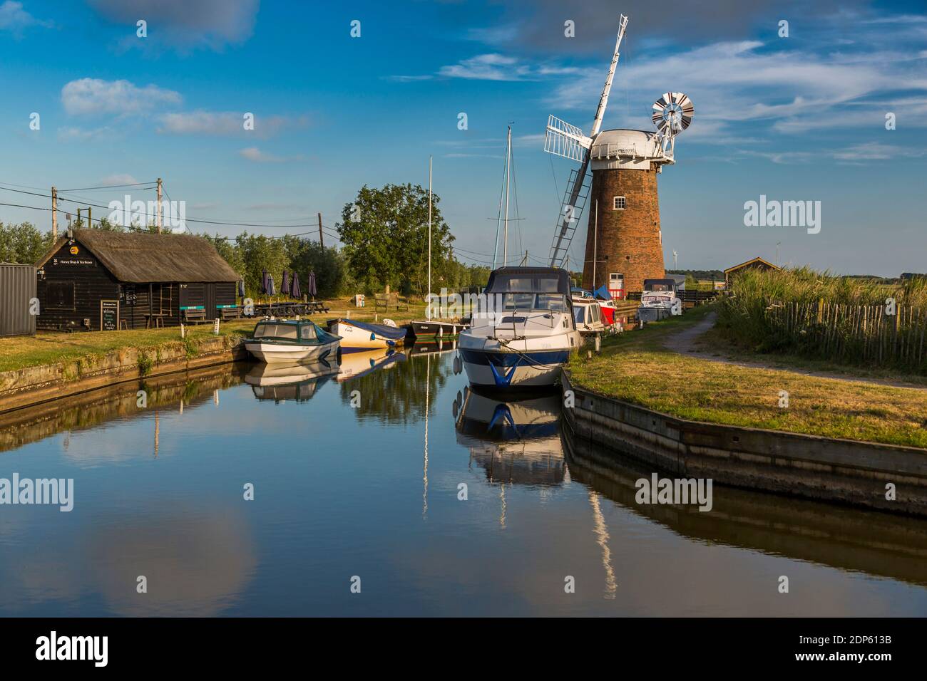 Barche e mulino Horsey riflettendo in acqua, Norfolk Broads, Norfolk, Inghilterra, Regno Unito, Europa Foto Stock