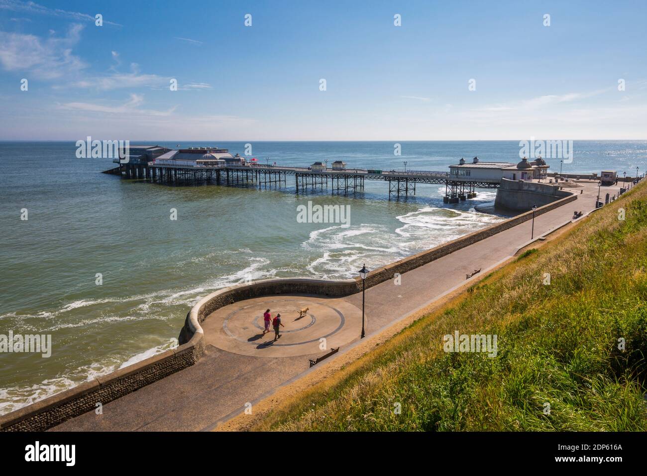 Cromer Pier e il Mare del Nord in un giorno di estate, Cromer, Norfolk, Inghilterra, Regno Unito, Europa Foto Stock