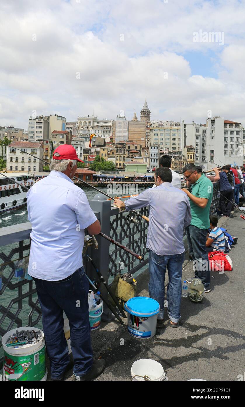 ISTANBUL, TURCHIA-7 GIUGNO: Pescatori non identificati che pescano sul ponte di Galata.Giugno 7,2015 a Istanbul, Turchia. Foto Stock