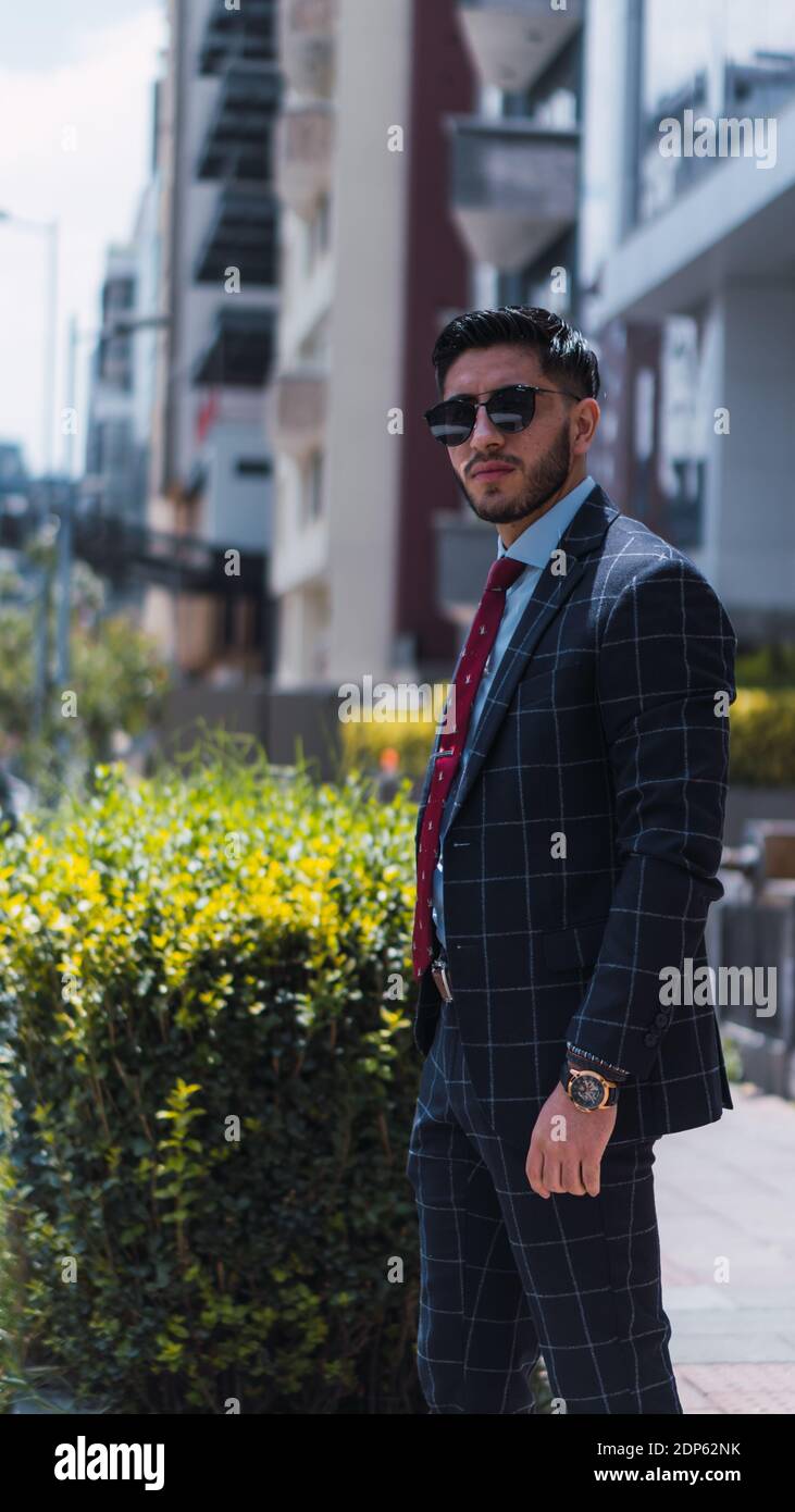 Giovane uomo d'affari che cammina per la città Foto Stock