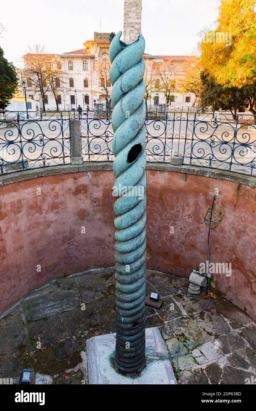 La colonna serpente, nota anche come colonna serpentina, treppiede Plataeo o treppiede Delfi, è un'antica colonna di bronzo presso l'Ippodromo di Costantino Foto Stock