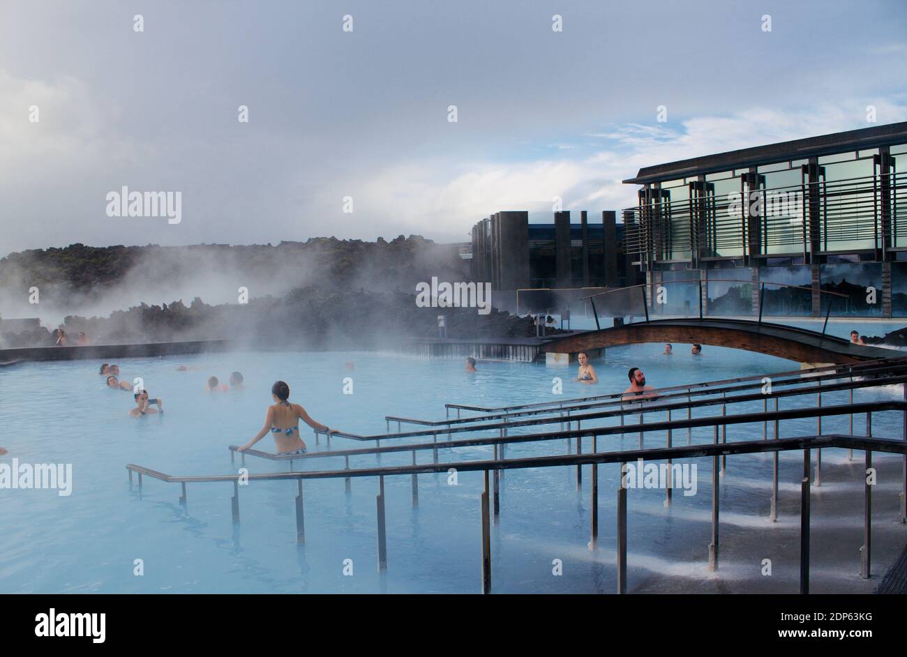 Reykiavik, Islanda - Ottobre 30 2018: Persone che si rilassano e nuotano nella Laguna Blu in inverno Foto Stock