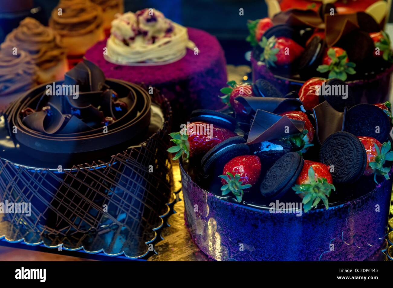 Primo piano di vetrina di pasticceria con una varietà di dolci. Messa a fuoco selettiva Foto Stock