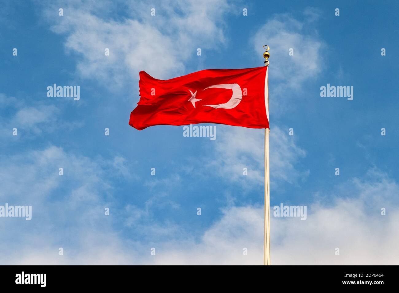 La bandiera turca è una bandiera rossa con una stella bianca e una  mezzaluna. La bandiera è spesso chiamata al bayrak (la bandiera rossa Foto  stock - Alamy