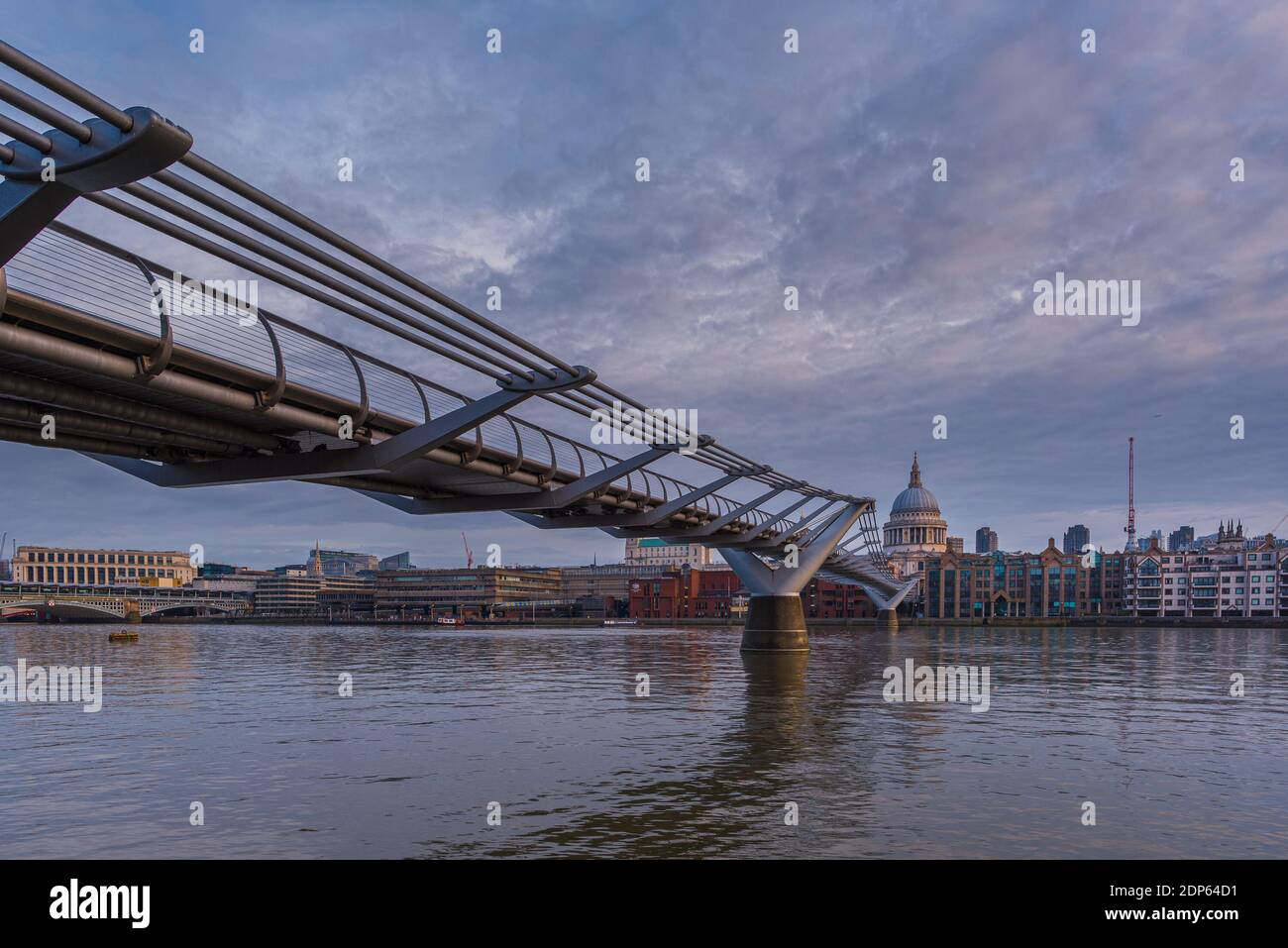 Immagine verso l'alto del ponte che conduce alla cattedrale di San Paolo Londra City Regno Unito Foto Stock