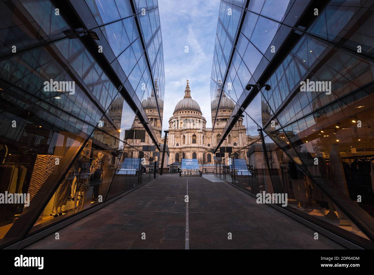 Immagine verso l'alto di finestre di vetro che riflettono la cupola della cattedrale di San Paolo all'alba Foto Stock