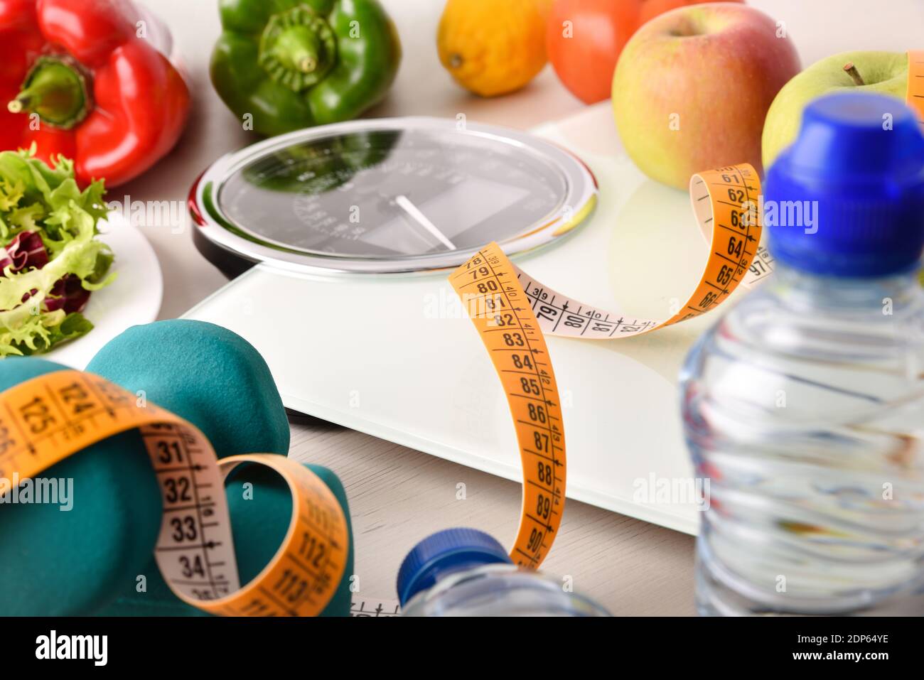 Attrezzature sportive e cibo sano su tavola di legno per la salute, la perdita di peso e la vita sana. Vista rialzata. Composizione orizzontale. Foto Stock