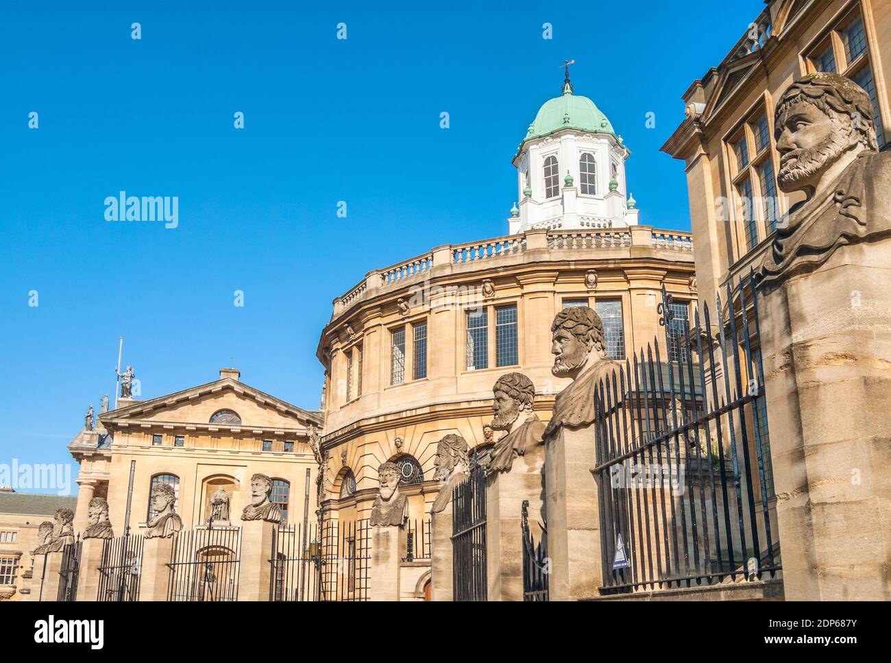 Sculture di fronte allo Sheldonian Theatre presso l'Università di Oxford, Oxfordshire, Inghilterra Foto Stock