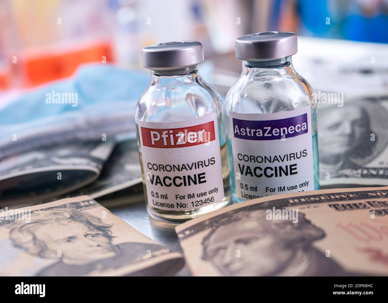 Covid-19 vaccino del coronavirus per il piano di vaccinazione insieme alle banconote, immagine concettuale, ricreazione sperimentale trattamento fittizio Foto Stock
