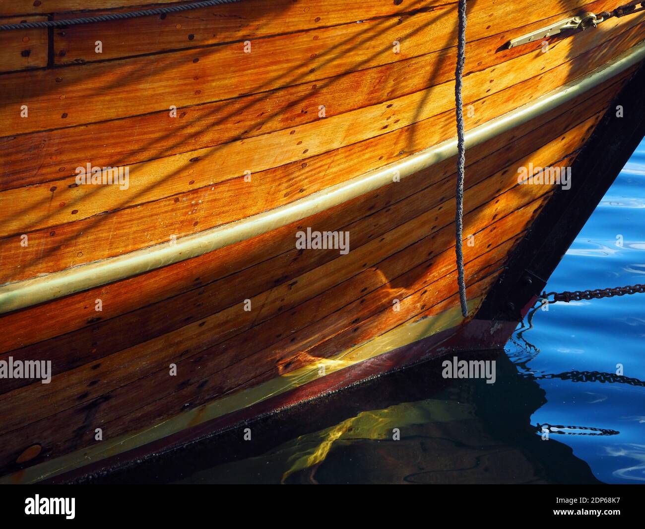 Dettaglio di una barca di legno presso un porto turistico in Grecia Foto Stock