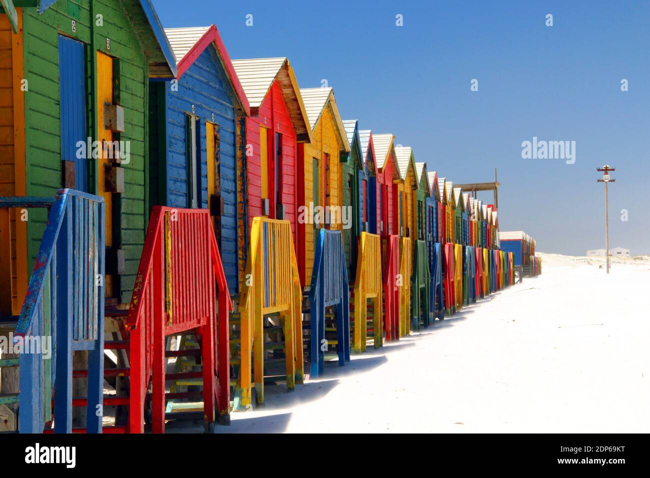 Colorate capanne sulla spiaggia a Muizenberg Città del Capo Sud Africa la riva in una giornata di sole con cielo blu e. sabbia Foto Stock