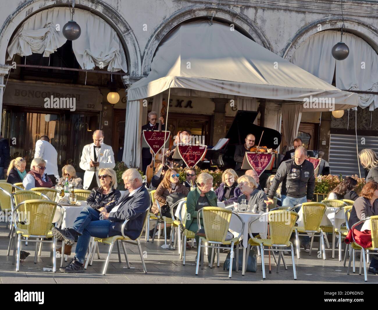 Godendo Venezia, soleggiato, caldo, musica, ristorante, viaggio di vacanza e tutti gli altri bei pensare Foto Stock